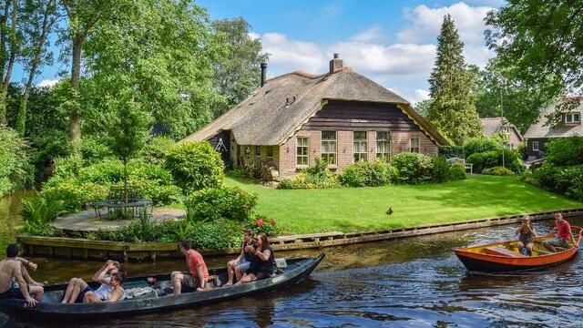 Menjelajah Giethoorn